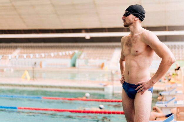 Zijaanzicht jong mannetje bij zwembad