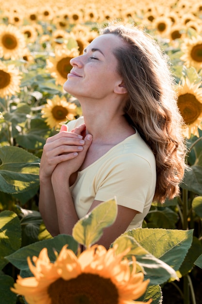 Gratis foto zijaanzicht jonge vrouw in de natuur