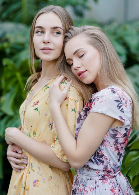 Zijaanzicht jonge vrouwen knuffelen