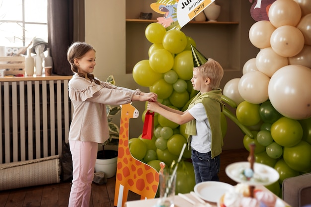 Zijaanzicht jongen die cadeau ontvangt