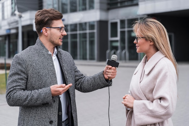 Gratis foto zijaanzicht journalist interviewen