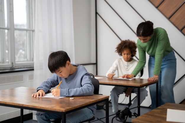 Gratis foto zijaanzicht kind bedriegt bij schooltest