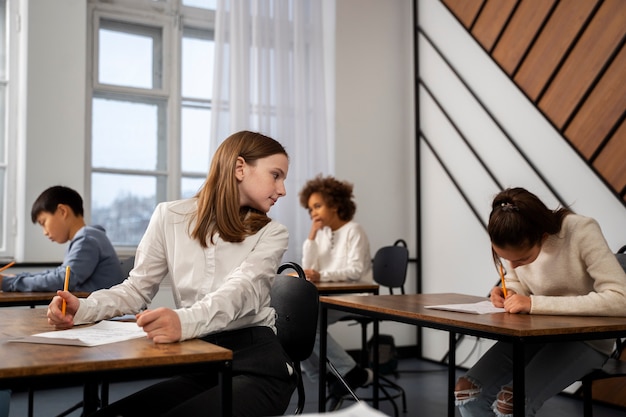 Zijaanzicht kind bedriegt bij schooltest