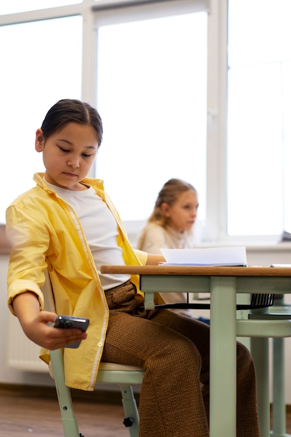 Zijaanzicht kind bedriegt op school