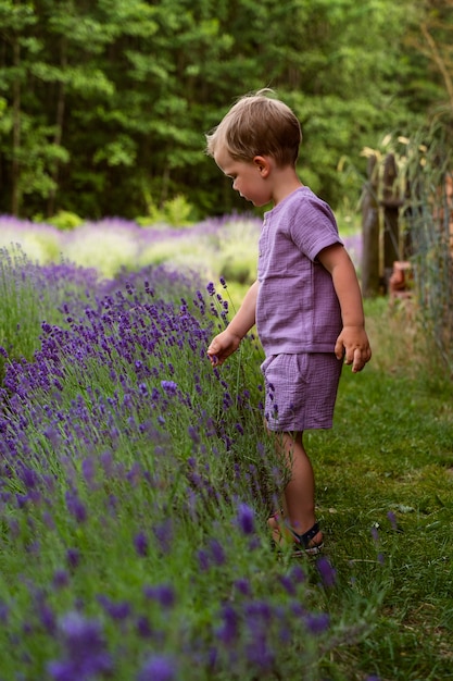 Zijaanzicht kind met lavendelplant