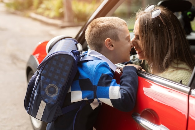 Gratis foto zijaanzicht kind op de eerste dag school