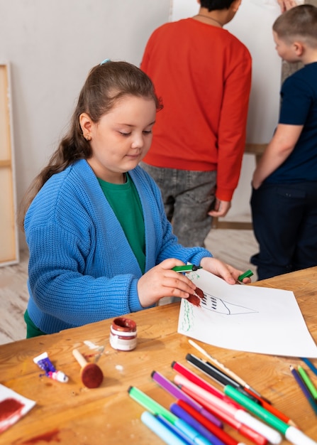 Gratis foto zijaanzicht kinderen leren op school