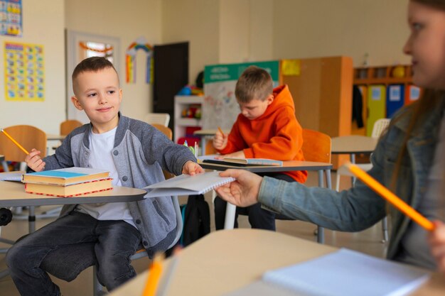 Gratis foto zijaanzicht kinderen leren op school