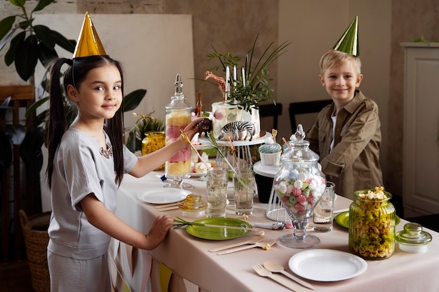 Zijaanzicht kinderen met feestmutsen