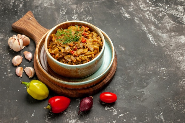 Zijaanzicht lekker gerecht lekker gerecht op het bord knoflook ui paprika op de donkere tafel