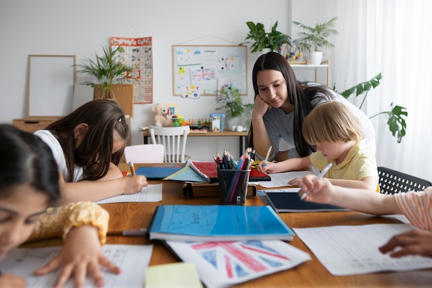 Zijaanzicht leraar kijken naar kinderen