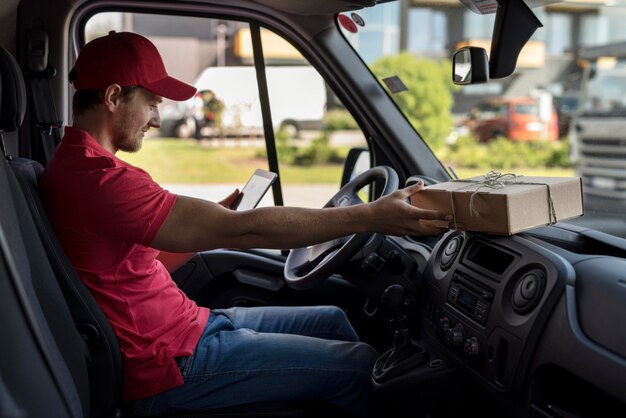 Zijaanzicht levering man in auto