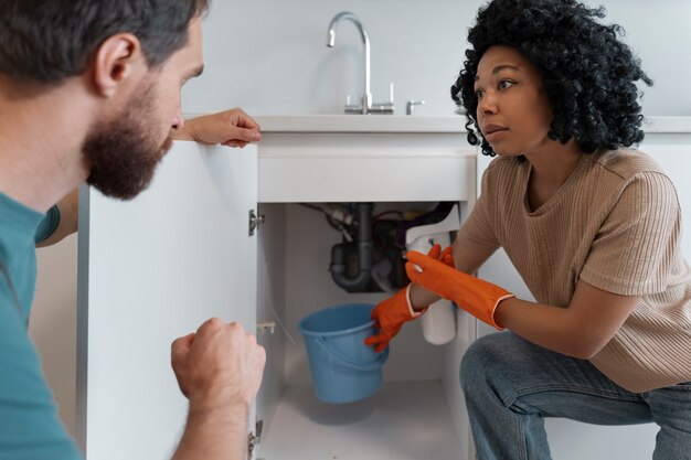 Zijaanzicht man aan het werk als loodgieter