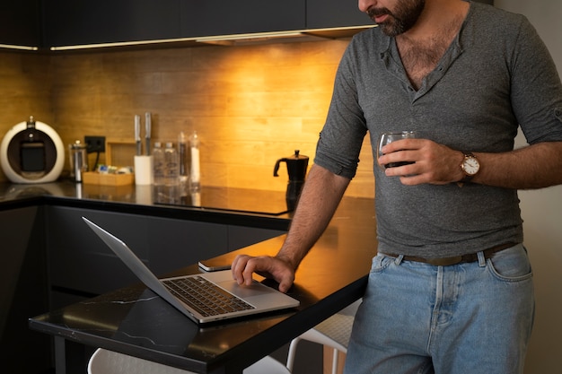 Gratis foto zijaanzicht man aan het werk op laptop