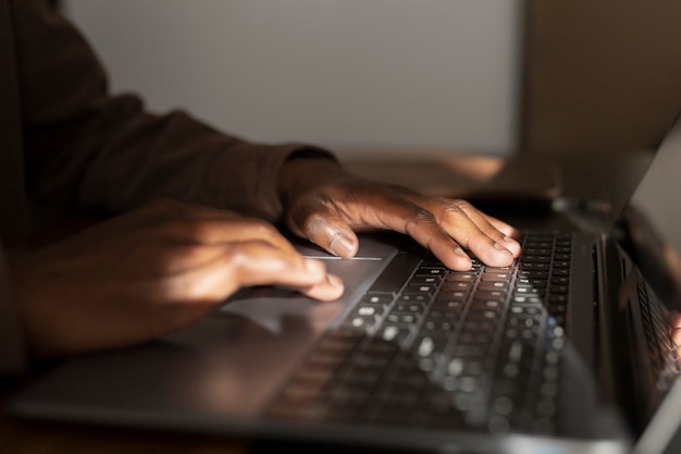 Zijaanzicht man boodschappen online bestellen