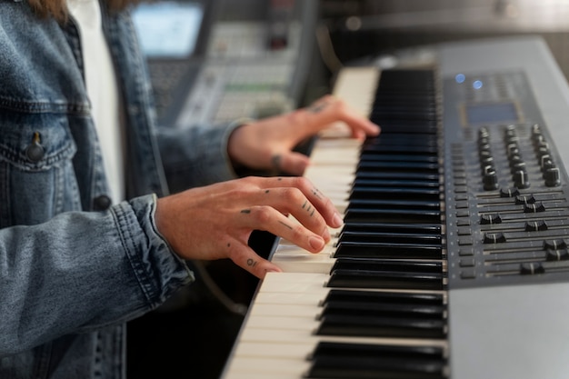 Zijaanzicht man die piano speelt in de studio