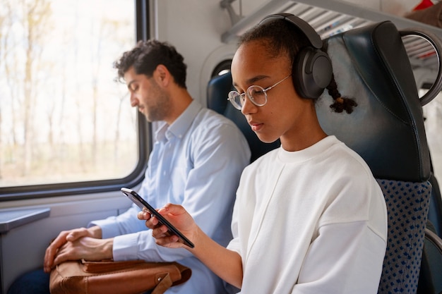 Gratis foto zijaanzicht man en meisje reizen met de trein