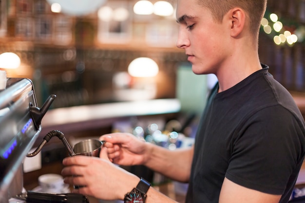 Zijaanzicht man koffie brouwen