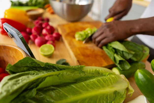 Zijaanzicht man koken met smartphone