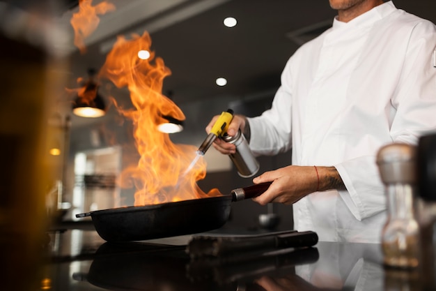 Zijaanzicht man koken op het werk