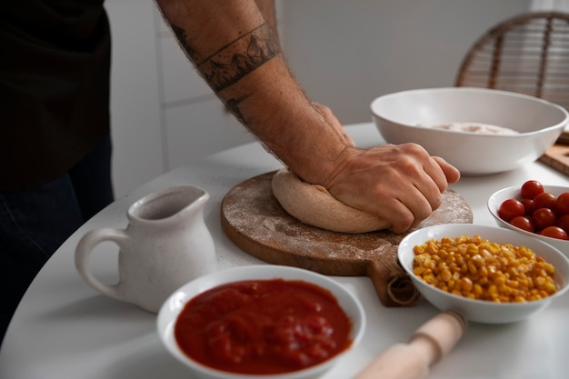 Gratis foto zijaanzicht man koken pizza