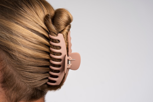 Zijaanzicht man met grote haarclip