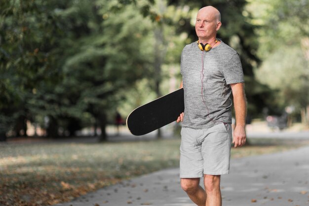 Zijaanzicht man met skateboard