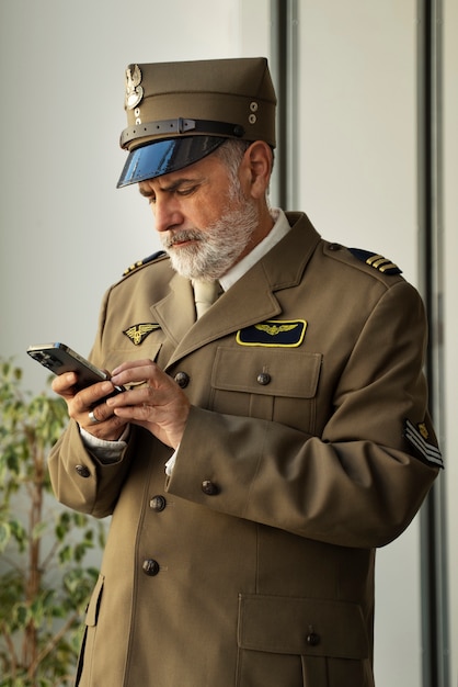 Zijaanzicht man met smartphone