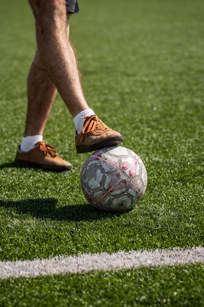 Zijaanzicht man voetballen