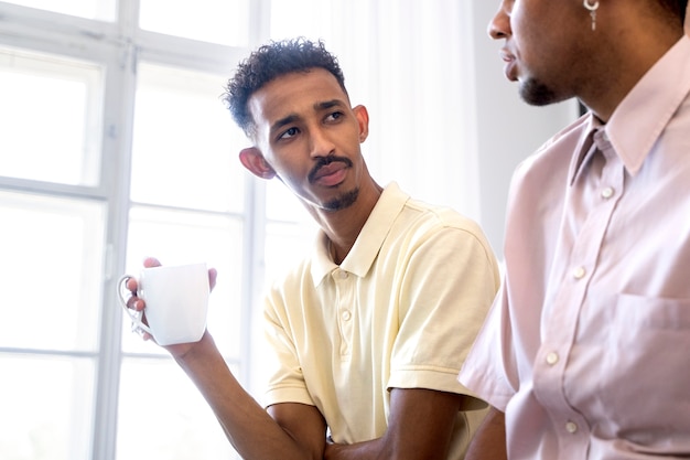 Gratis foto zijaanzicht mannen aan het chatten op het werk