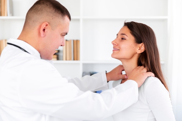 Zijaanzicht medisch onderzoek van jonge vrouw