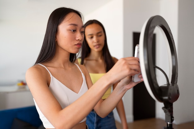 Gratis foto zijaanzicht meisjes opnemen met ringlicht