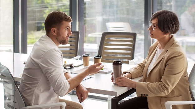 Zijaanzicht mensen bespreken op het werk