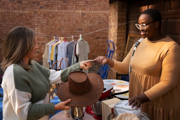 Zijaanzicht mensen bij garage sale