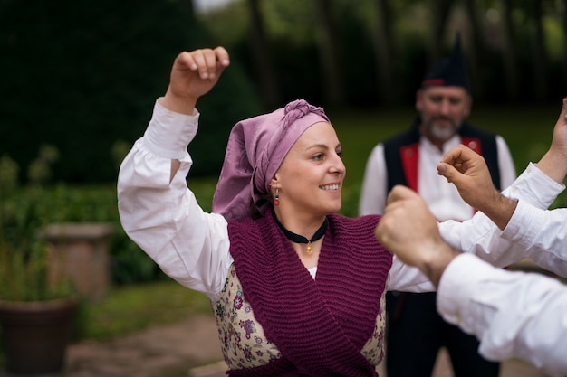 Gratis foto zijaanzicht mensen dansen folk