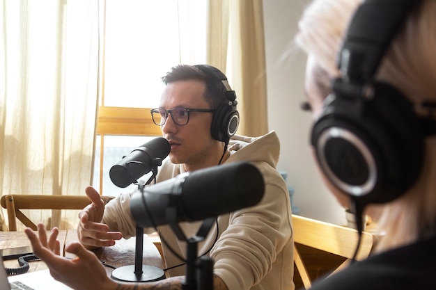 Gratis foto zijaanzicht mensen die podcast streamen