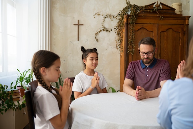 Gratis foto zijaanzicht mensen die samen bidden