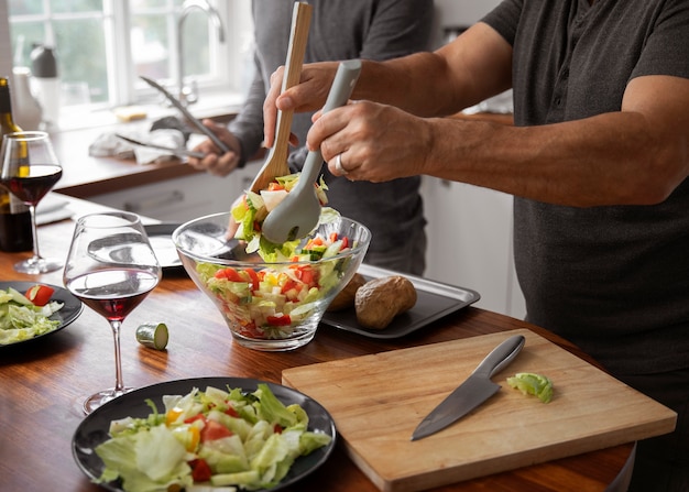 Gratis foto zijaanzicht mensen die thuis koken