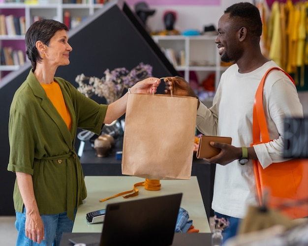 Zijaanzicht mensen in de winkel