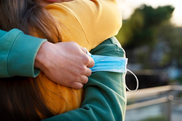 Gratis foto zijaanzicht mensen knuffelen buitenshuis