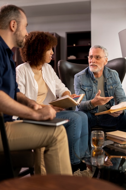 Zijaanzicht mensen praten over boeken