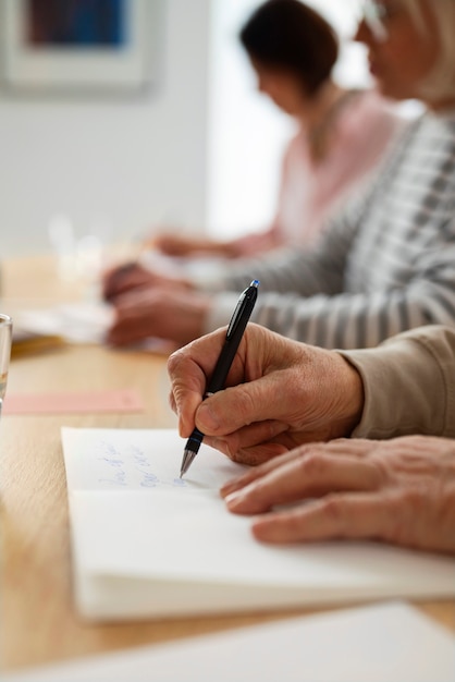 Gratis foto zijaanzicht mensen studeren in de klas