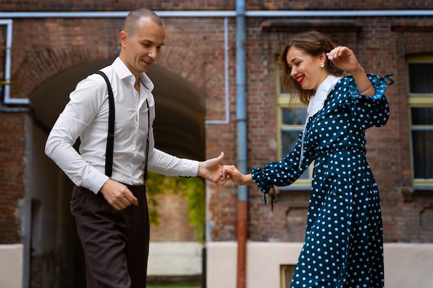 Zijaanzicht mensen swingen buiten dansen