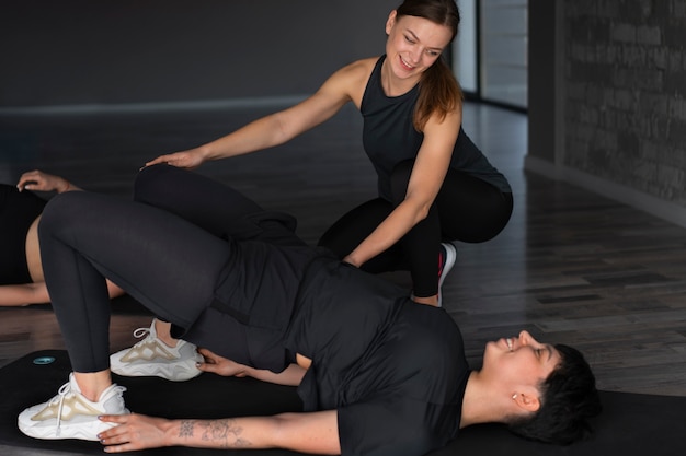 Gratis foto zijaanzicht mensen trainen in de sportschool