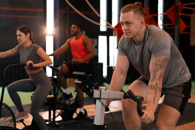 Zijaanzicht mensen trainen samen in de sportschool