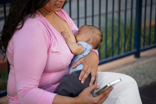 Zijaanzicht moeder borstvoeding buitenshuis