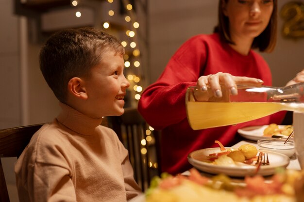 Zijaanzicht moeder en kind aan tafel