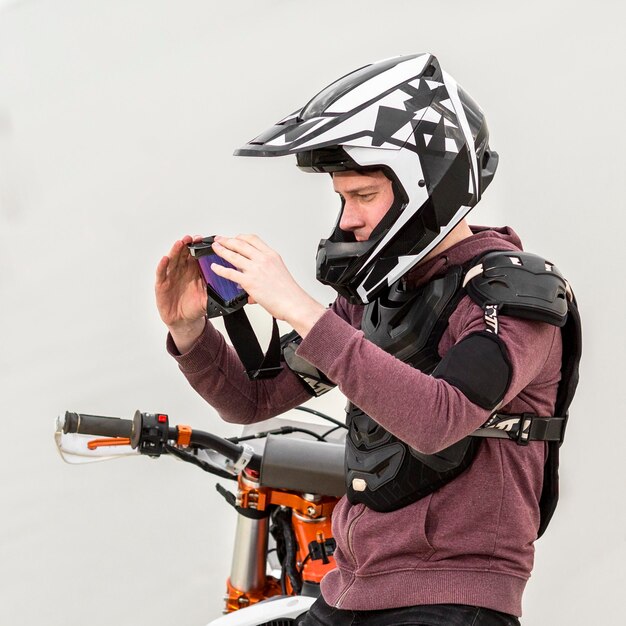 Zijaanzicht motorrijder met helm op