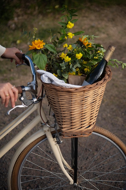 Gratis foto zijaanzicht op de fiets voor volwassenen