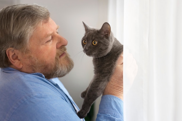 Zijaanzicht oude man met kat